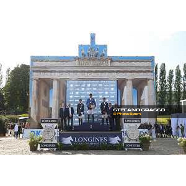 LGCT of Berlin - Grand Prix - The podium: Rainer Eckert (Brand Manager Longines Germany), Volker Wulff ( President Organizing Committee), Simone Blum, Christian Ahlmann, Leopold Van Asten, Juan Carlos Capelli ( Longines Vice president) and Lars Windhorst (CEO Sapinda group) - Berlin, 29th july 2017 - ph.Stefano Grasso/LGCT