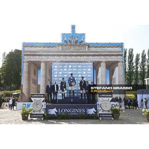 LGCT of Berlin - Grand Prix - The podium: Rainer Eckert (Brand Manager Longines Germany), Volker Wulff ( President Organizing Committee), Simone Blum, Christian Ahlmann, Leopold Van Asten, Juan Carlos Capelli ( Longines Vice president) and Lars Windhorst (CEO Sapinda group) - Berlin, 29th july 2017 - ph.Stefano Grasso/LGCT