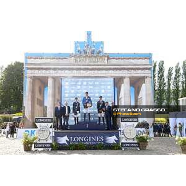 LGCT of Berlin - Grand Prix - The podium: Rainer Eckert (Brand Manager Longines Germany), Volker Wulff ( President Organizing Committee), Simone Blum, Christian Ahlmann, Leopold Van Asten, Juan Carlos Capelli ( Longines Vice president) and Lars Windhorst (CEO Sapinda group) - Berlin, 29th july 2017 - ph.Stefano Grasso/LGCT