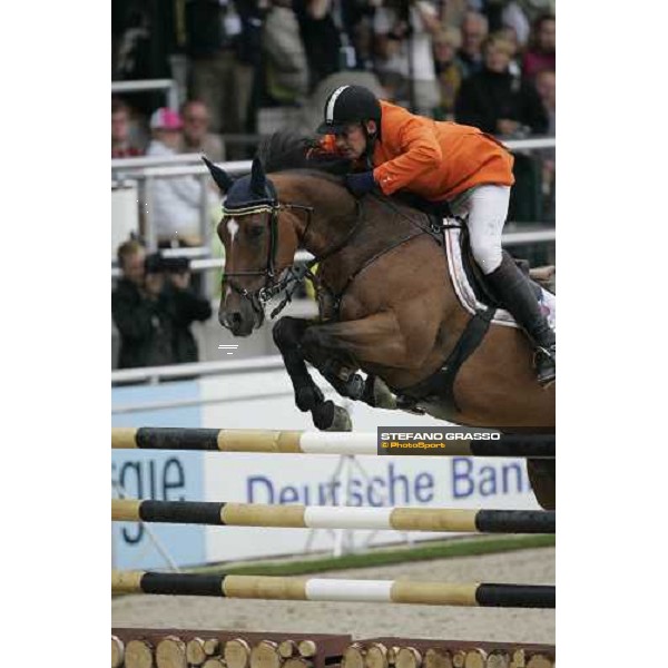 Albert Zoer thanks Okidoki after the team competition Mannheim, 17th august 2007 ph. Stefano Grasso