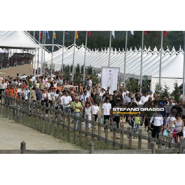 the crowd leaves the ground after the finish of Fei European Dressage Championship LA MANDRIA-Venaria Reale-Druento (TO) - 2nd sept. 2007 ph. Stefano Grasso