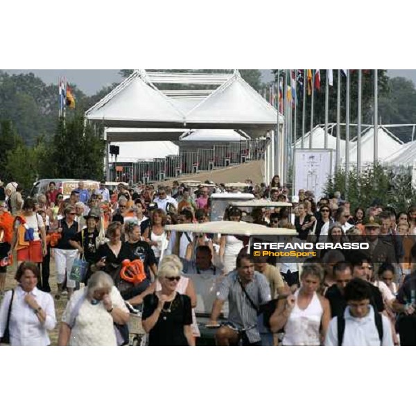 the crowd leaves the ground after the finish of Fei European Dressage Championship LA MANDRIA-Venaria Reale-Druento (TO) - 2nd sept. 2007 ph. Stefano Grasso