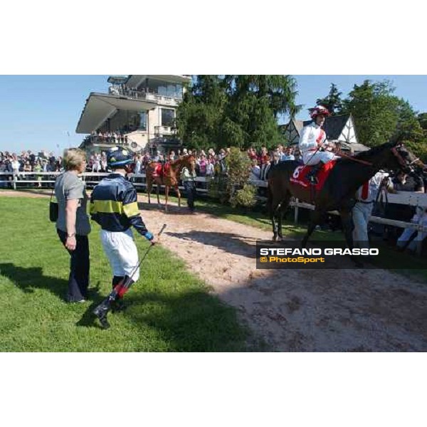 Oaks d\'Italia - Parade Ring - at right the winner Menhoubah Milan 23rd may 2004 ph. Stefano Grasso