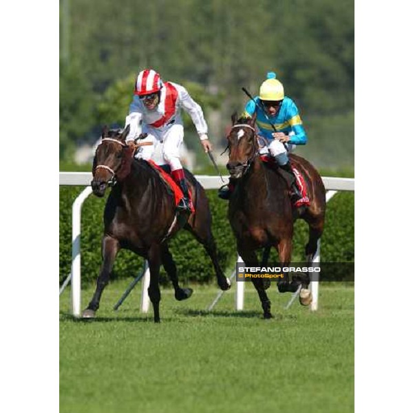 Darril Holland on Menhoubah and Edmondo Botti on Step Danzer at last few meters of Oaks d\'Italia Milan 23rd may 2004 ph. Stefano Grasso