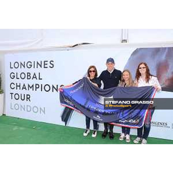LGCT of London - Scott Brash and some fans - Horseware rug - London, - 6 August 2017 - ph.Mario Grassia/LGCT