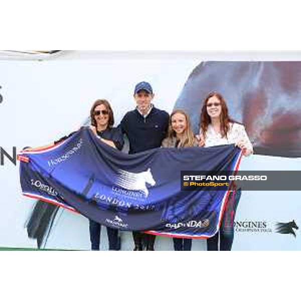 LGCT of London - Scott Brash and some fans - Horseware rug - London, - 6 August 2017 - ph.Mario Grassia/LGCT
