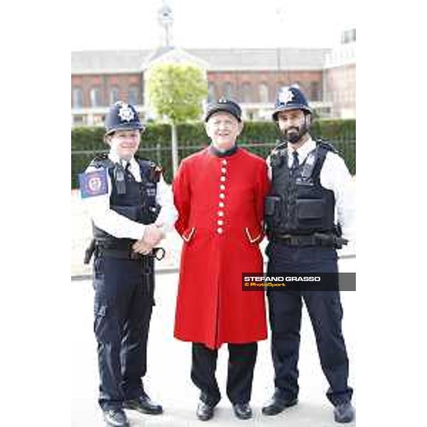 LGCT of London - A Chelsea pensioner with the policeman - London, - 4 August 2017 - ph.Stefano Grasso/LGCT