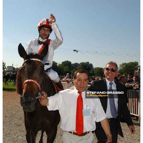 Darril Holland on Menhoubah and Clive Brittain returning to the winner circle after winning Oaks d\'Italia Milan 23rd may 2004 ph. Stefano Grasso
