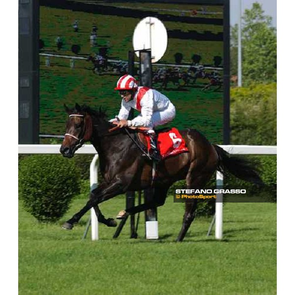 Darril Holland on Menhoubah wins Oaks d\'Italia Milan 23rd may 2004 ph. Stefano Grasso