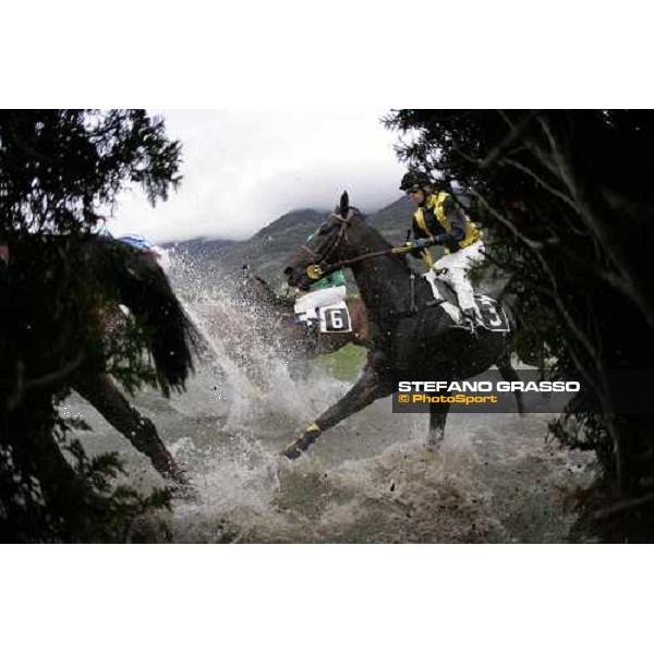 Raffele Romano on Fatal Mac cross the water and goes to win the LXIII Premio delle Nazioni - Cross Country Merano Maia, 28th sept. 2007 ph. Stefano Grasso