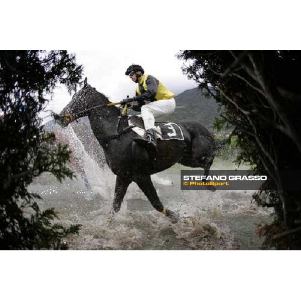 Raffele Romano on Fatal Mac cross the water and goes to win the LXIII Premio delle Nazioni - Cross Country Merano Maia, 28th sept. 2007 ph. Stefano Grasso