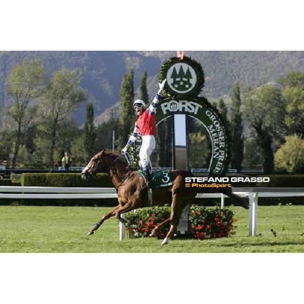 Raffaele Romano on Halling Joy exult on the post of 68¡ Gran Premio Merano Forst Merano Maia, 30th sept. 2007 ph. Stefano Grasso