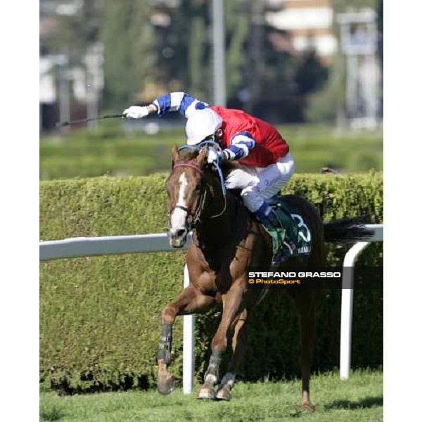 Raffaele Romano on Halling Joy flying alone towards the post of 68¡ Gran Premio Merano Forst Merano Maia, 30th sept. 2007 ph. Stefano Grasso