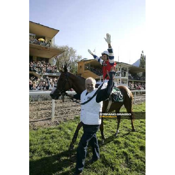 the winning connection of 68¡ Gran Premio Merano Forst - Raffaele Romano exulting on Halling Joy Merano Maia, 30th sept. 2007 ph. Stefano Grasso