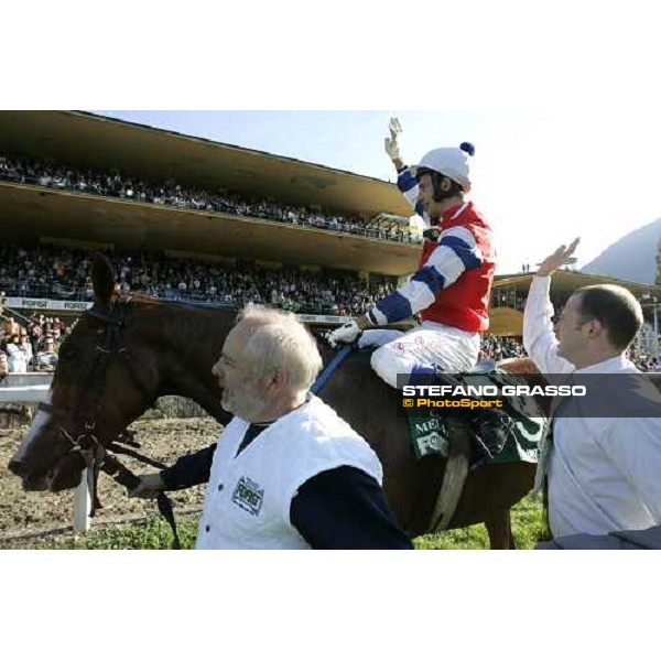 the winning connection of 68¡ Gran Premio Merano Forst - Raffaele Romano on Halling Joy thanks the public of Merano Maia racetrack Merano Maia, 30th sept. 2007 ph. Stefano Grasso