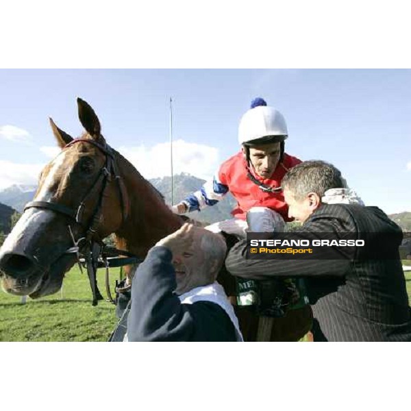 the winning connection of 68¡ Gran Premio Merano Forst - Paolo Favero congratulates with Raffaele Romano and Halling Joy after the triumph in the race Merano Maia, 30th sept. 2007 ph. Stefano Grasso