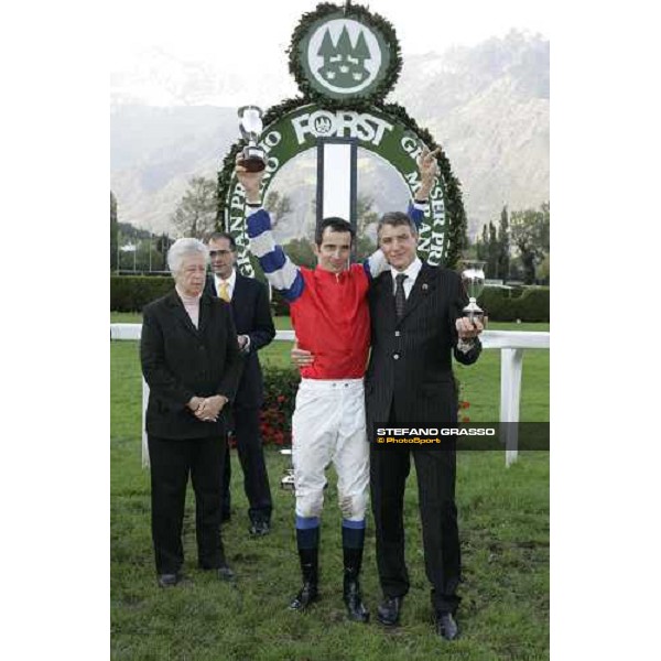 giving prize of 68¡ Gran Premio Merano Forst won by Raffaele Romano on Halling Joy trained by Paolo Favero with the owner countess Ludovica Albertoni Merano Maia, 30th sept. 2007 ph. Stefano Grasso