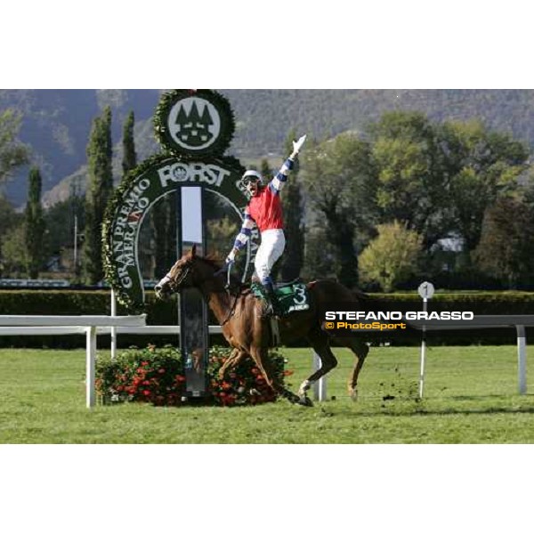 Raffaele Romano on Halling Joy exults on the post of 68¡ Gran Premio Merano Forst Merano Maia, 30th sept. 2007 ph. Stefano Grasso