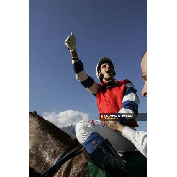 the winning connection of 68¡ Gran Premio Merano Forst - a triumphing Raffaele Romano on Halling Joy Merano Maia, 30th sept. 2007 ph. Stefano Grasso