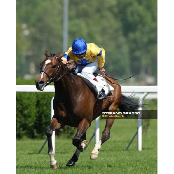 Darryl Holland on Swing Wing at last 10 meters of Premio Coppa d\'Oro Milan 23rd may 2004 ph. Stefano Grasso