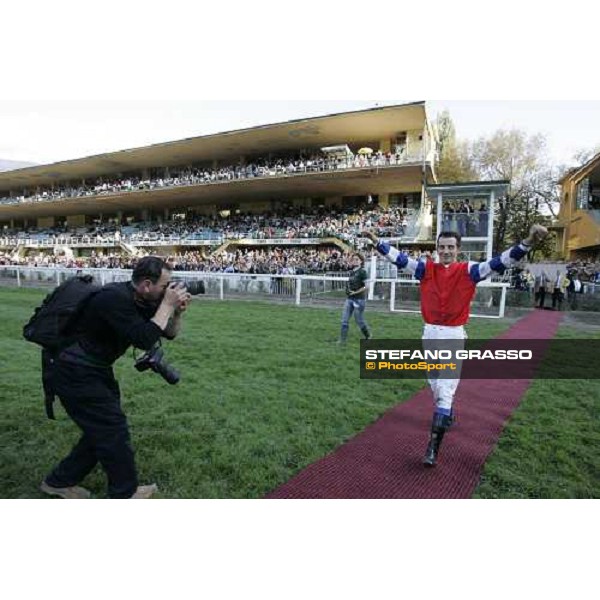 Raffaele Romano enters the track in triumph after winning the 68¡ Gran Premio Merano Forst on Halling Joy trained by Paolo Favero Merano Maia, 30th sept. 2007 ph. Stefano Grasso