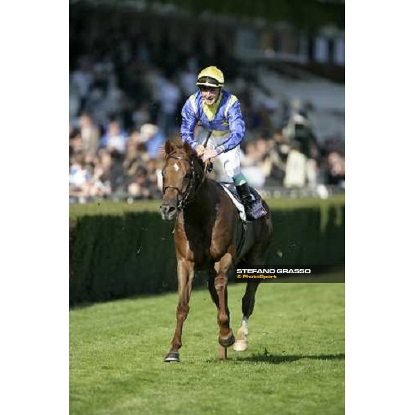 Stephane Pasquier comes back in triumph on Toylsome after winning the Prix de la Foret Casino Barriere de Biarritz Paris, Longchamp, 6th october 2007 ph. Stefano Grasso