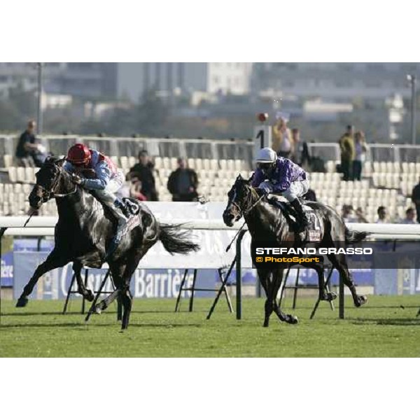 Olivier Peslier on Spirito del Vento wins the Prix Daniel Wildenstein Castel MArie-Louise de la Baule beating David Bonilla on Racinger Paris, Longchamp 6th october 2007 ph. Stefano Grasso
