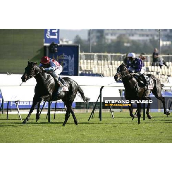 Olivier Peslier on Spirito del Vento wins the Prix Daniel Wildenstein Castel MArie-Louise de la Baule beating David Bonilla on Racinger Paris, Longchamp 6th october 2007 ph. Stefano Grasso