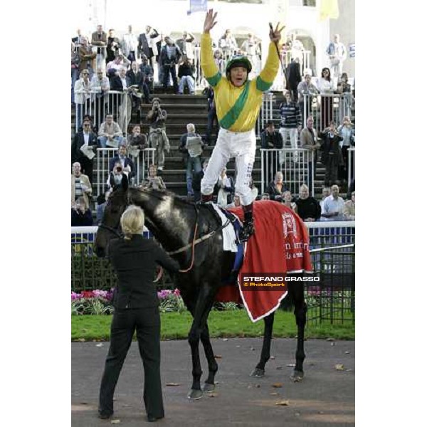 Frankie Dettori jumps from Anna Pavlova after winning the Prix de Royallieu hotel Hermitage Barriere de la Baule Paris, Longchamp 6th october 2007 ph. Stefano Grasso