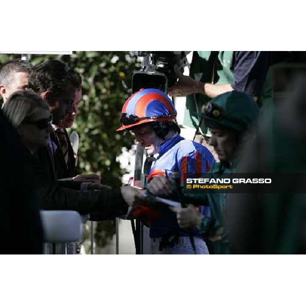 Frankie Dettori and Kieren Fallon sign autographs Paris Lonchamp, 6th october 2007 ph. Stefano Grasso