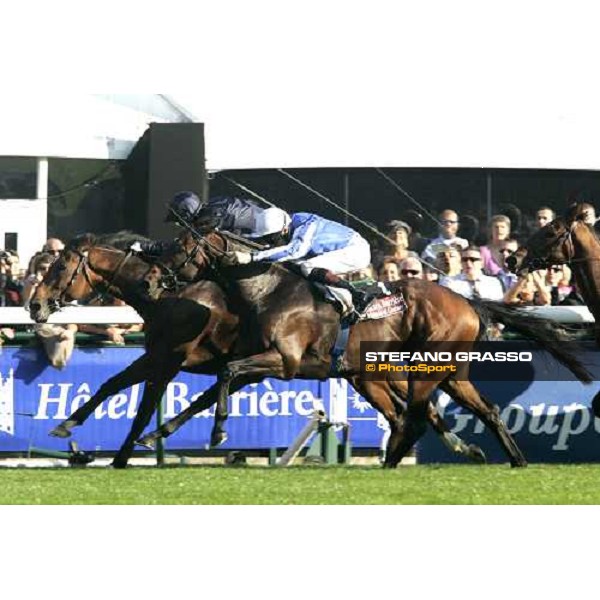 Kieren Fallon with Dylan Thomas wins the Prix de l\' Arc de Triomphe Lucien Barriere beating Youmzain Paris Lonchamp, 7th october 2007 ph. Stefano Grasso