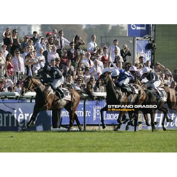 Kieren Fallon on Dylan Thomas leads at few meters to the line and wins the Prix de l\' Arc de Triomphe Lucien Barriere beating Youmzain, Sagara and Getaway Paris Lonchamp, 7th october 2007 ph. Stefano Grasso