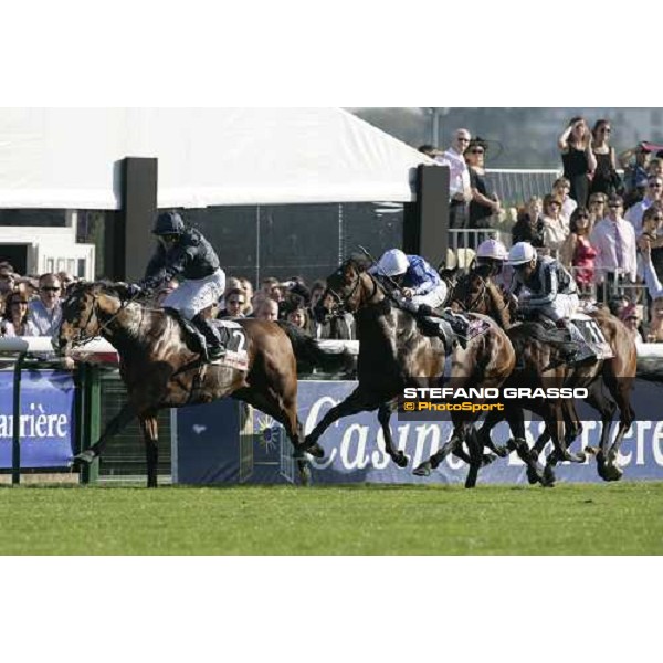 Kieren Fallon on Dylan Thomas leads at few meters to the line and wins the Prix de l\' Arc de Triomphe Lucien Barriere beating Youmzain, Sagara and Getaway Paris Lonchamp, 7th october 2007 ph. Stefano Grasso
