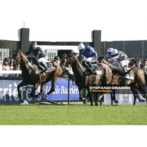 Kieren Fallon on Dylan Thomas leads at few meters to the line and wins the Prix de l\' Arc de Triomphe Lucien Barriere beating Youmzain, Sagara and Getaway Paris Lonchamp, 7th october 2007 ph. Stefano Grasso