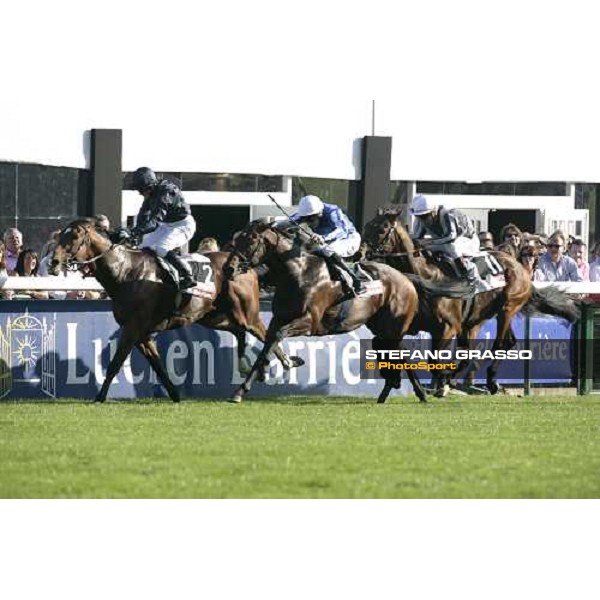 Kieren Fallon on Dylan Thomas leads at few meters to the line and wins the Prix de l\' Arc de Triomphe Lucien Barriere beating Youmzain, Sagara and Getaway Paris Lonchamp, 7th october 2007 ph. Stefano Grasso