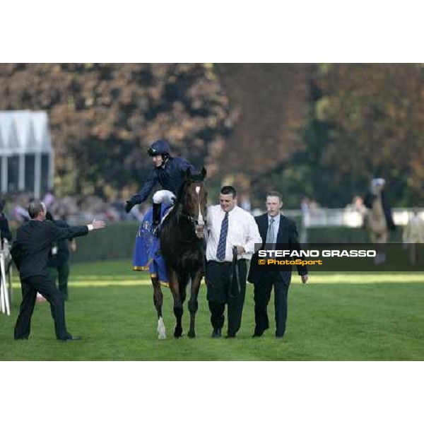 Kieren Fallon on Dylan Thomas after winning the Prix de l\' Arc de Triomphe Lucien Barriere Paris Lonchamp, 7th october 2007 ph. Stefano Grasso