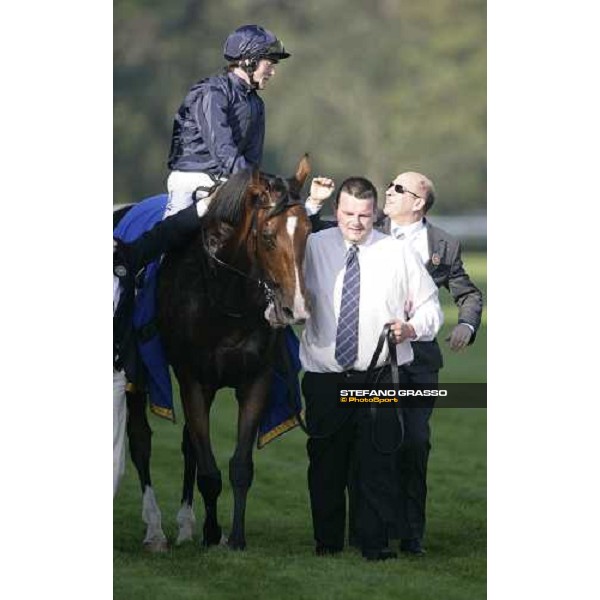Kieren Fallon on Dylan Thomas receives the congratulations from Michael Tabor after winning the Prix de l\' Arc de Triomphe Lucien Barriere Paris Lonchamp, 7th october 2007 ph. Stefano Grasso