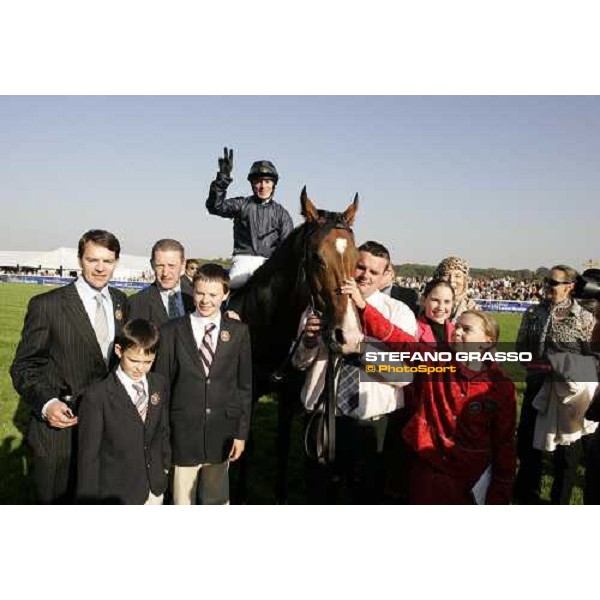 Kieren Fallon on Dylan Thomas with Aidan O\'Brien and his children after winning the Prix de l\' Arc de Triomphe Lucien Barriere Paris Lonchamp, 7th october 2007 ph. Stefano Grasso