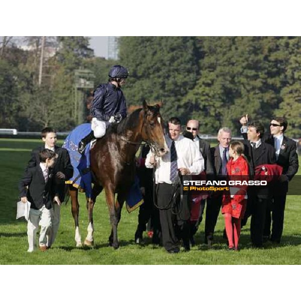 Aidan O\'Briens congratulates with Kieren Fallon on Dylan Thomas after winning the Prix de l\' Arc de Triomphe Lucien Barriere Paris Lonchamp, 7th october 2007 ph. Stefano Grasso