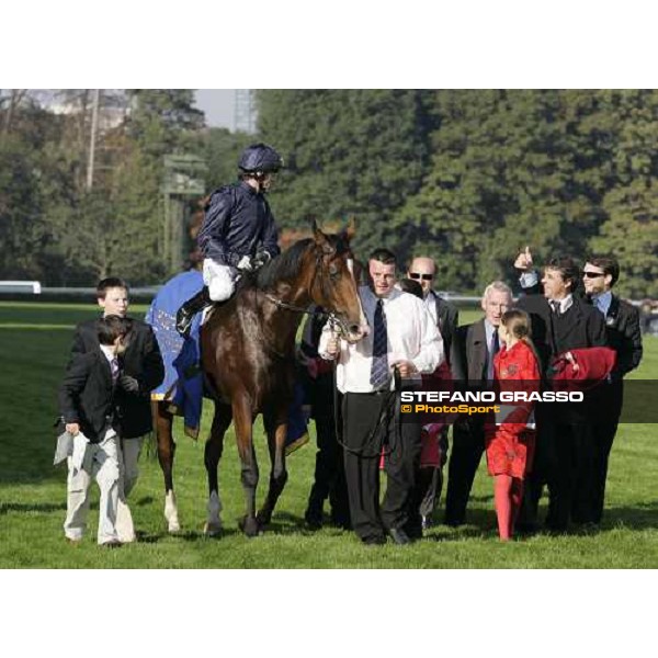 Aidan O\' Brien congratulates with Kieren Fallon on Dylan Thomas after winning the Prix de l\' Arc de Triomphe Lucien Barriere Paris Lonchamp, 7th october 2007 ph. Stefano Grasso