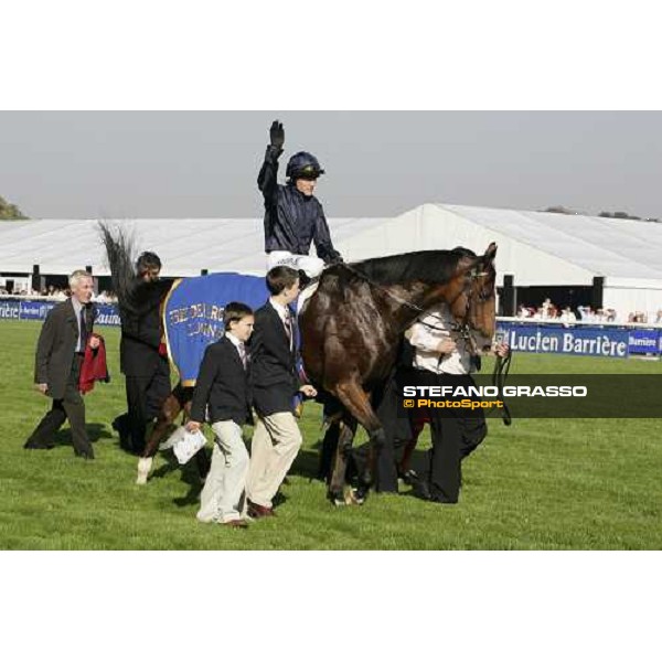 Kieren Fallon with Dylan Thomas comes back in triumph in the winner circle of the Prix de l\' Arc de Triomphe Lucien Barriere Paris Lonchamp, 7th october 2007 ph. Stefano Grasso