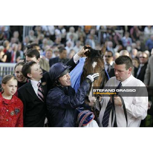 Kieren Fallon with Dylan Thomas in the winner circle of the Prix de l\' Arc de Triomphe Lucien Barriere Paris Lonchamp, 7th october 2007 ph. Stefano Grasso