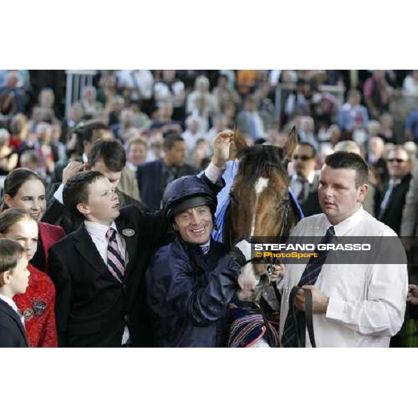 Kieren Fallon with Dylan Thomas in the winner circle of the Prix de l\' Arc de Triomphe Lucien Barriere Paris Lonchamp, 7th october 2007 ph. Stefano Grasso