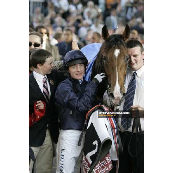 Kieren Fallon with Dylan Thomas in the winner circle of the Prix de l\' Arc de Triomphe Lucien Barriere Paris Lonchamp, 7th october 2007 ph. Stefano Grasso