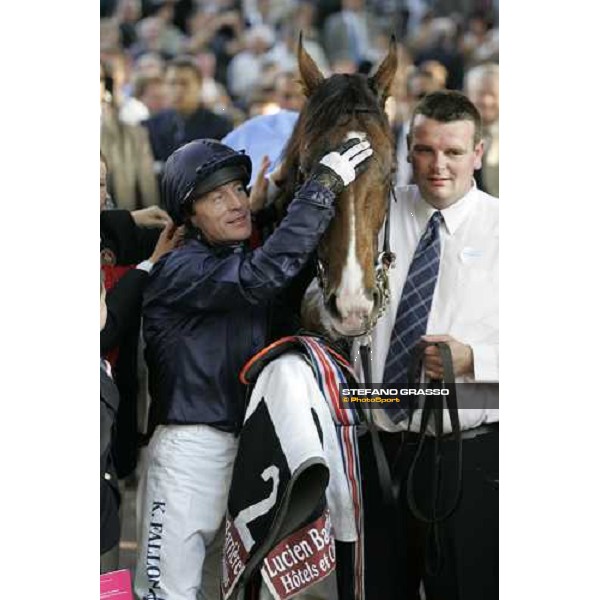 Kieren Fallon with Dylan Thomas in the winner circle of the Prix de l\' Arc de Triomphe Lucien Barriere Paris Lonchamp, 7th october 2007 ph. Stefano Grasso