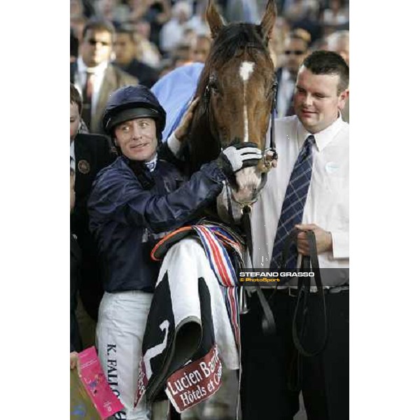 Kieren Fallon with Dylan Thomas in the winner circle of the Prix de l\' Arc de Triomphe Lucien Barriere Paris Lonchamp, 7th october 2007 ph. Stefano Grasso