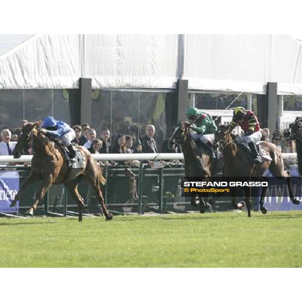 Frankie Dettori on Rio de LA Plata flyes alone to the post and wins the Prix Jean-Luc Lagardere beating Declaration of War and Shediak Paris Lonchamp, 7th october 2007 ph. Stefano Grasso