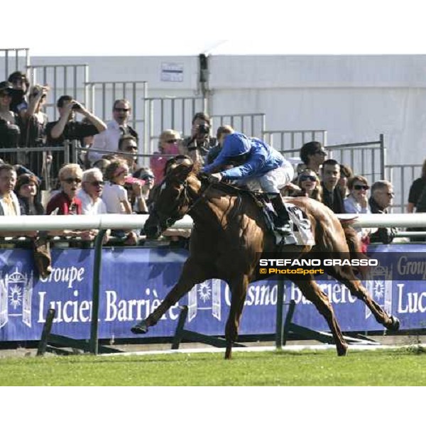 Frankie Dettori on Rio de LA Plata flyes alone to the post and wins the Prix Jean-Luc Lagardere Paris Lonchamp, 7th october 2007 ph. Stefano Grasso