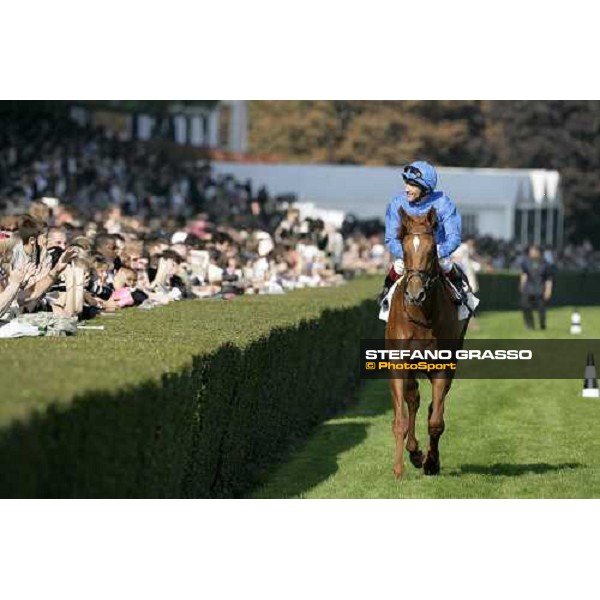 Frankie Dettori comes back in triumph on Rio de La Plata after winning the Prix Jean Luc Lagardere Paris Lonchamp, 7th october 2007 ph. Stefano Grasso