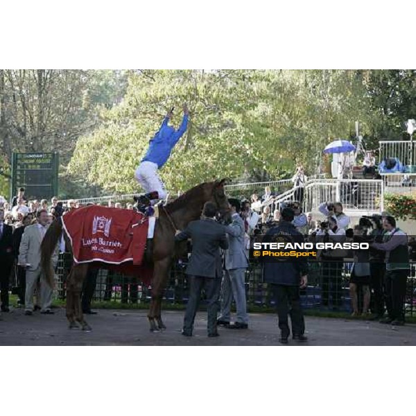 Frankie Dettori jumps from Rio de La Plata after winning the Prix Jean-Luc Lagardere with Saeed Bin Suroor and Con Marnane Paris Lonchamp, 7th october 2007 ph. Stefano Grasso